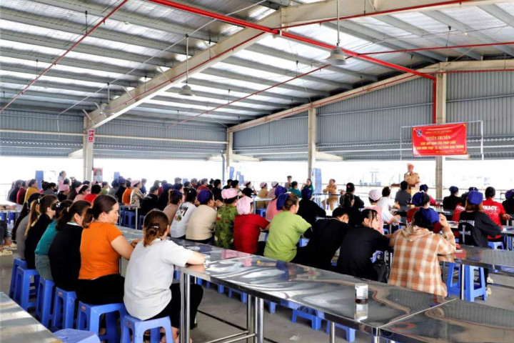 Hậu Giang đưa kiến thức pháp luật giao thông đến từng phân xưởng