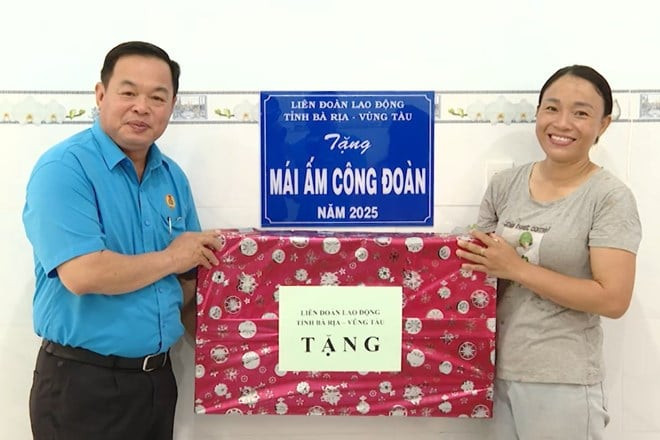 Trao Mái ấm Công đoàn cho người lao động ngành giáo dục