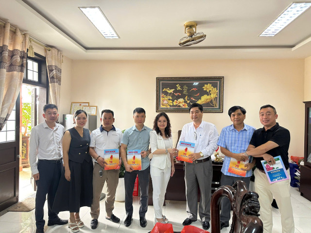 Tạp chí Sức Khỏe Cộng Đồng thăm và tặng quà tại phường Quảng Trị nhân dịp hướng tới Ngày Thương binh - Liệt sĩ 27/7