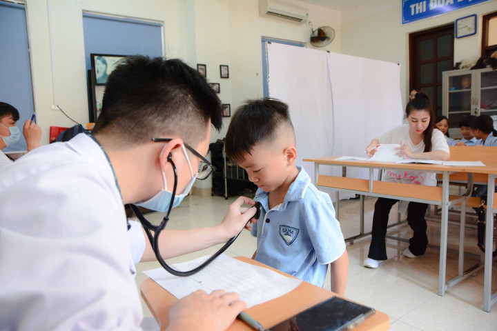 Từ 2026, nhân viên y tế trường học chưa qua đào tạo sẽ không được hành nghề