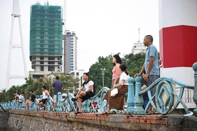 Cập nhật vụ lật tàu đến 9 giờ sáng: Vẫn còn 4 người mất tích, tang thương bao trùm