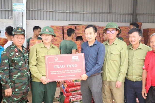  Cứu trợ khẩn cấp đồ dùng thiết yếu cho người dân vùng lũ Điện Biên