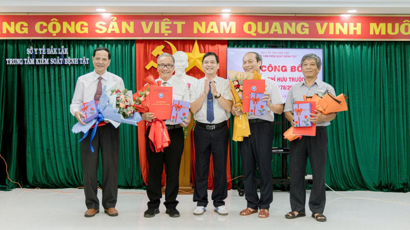 CDC tỉnh Đắk Lắk trao quyết định nghỉ hưu trước tuổi cho cán bộ theo Nghị định 178/2007/NĐ-CP