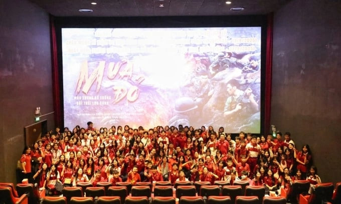 Hiệu trưởng mua hàng nghìn vé 'Mưa đỏ' tặng học sinh, sinh viên