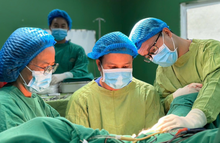 Bệnh viện Đại học Y Dược - Hoàng Anh Gia Lai lần đầu tiên kết hợp phẫu thuật nội soi sa sinh dục và phẫu thuật đặt tấm lưới điều trị tiểu không kiểm soát