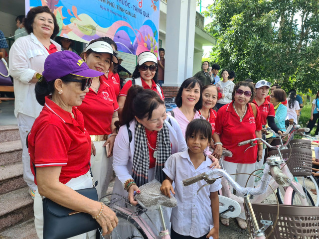 Gần 600 phần quà yêu thương trao tặng người dân, học sinh khó khăn ở Gia Lai