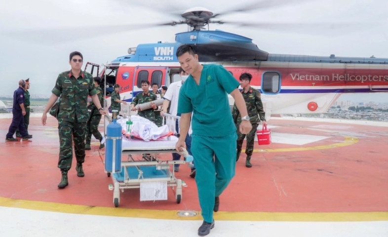 Trực thăng vượt mưa bão đưa công nhân Trường Sa về TP Hồ Chí Minh cấp cứu