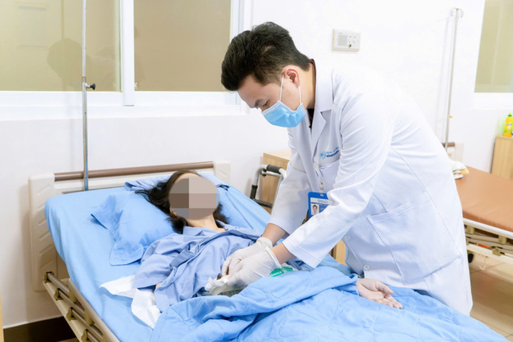 Phẫu thuật thành công đóng hai đầu hồi manh tràng ra da cho người phụ nữ 61 tuổi