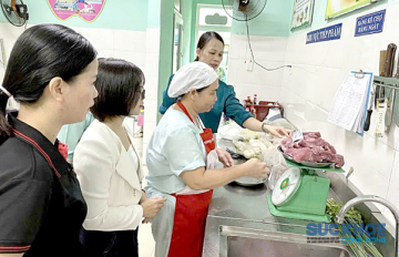 Người đứng đầu bếp ăn tập thể phải chịu trách nhiệm về an toàn thực phẩm
