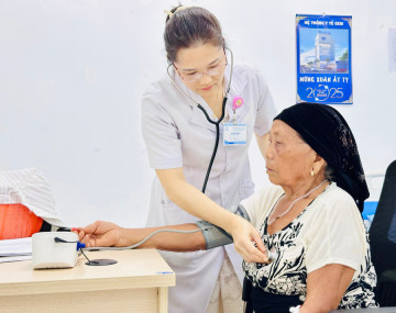 Quan tâm chăm sóc sức khỏe người cao tuổi