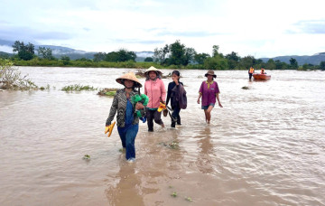 Kịp thời cứu hộ 10 người dân bị cô lập do mưa lũ ở Gia Lai