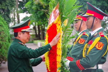 Dâng hương tri ân liệt sĩ và tặng quà cho các nhân chứng lịch sử chiến thắng Plei Me