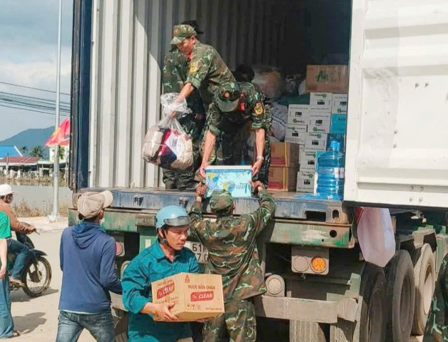 Trung đoàn 108 tiếp nhận và phân phối hơn 30 tấn hàng cứu trợ hỗ trợ bà con vùng lũ Khánh Hòa