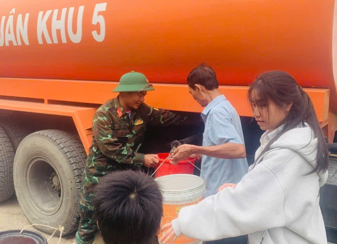 Quân khu 5 hỗ trợ nước sạch cho bà con vùng lũ Đắk Lắk
