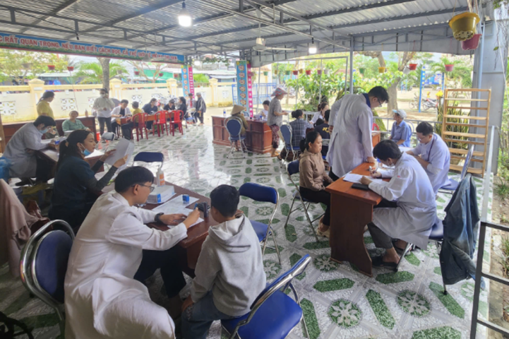 Đoàn chi viện y tế TP. Hồ Chí Minh chung tay mua gạo san sẻ đến bà con vùng lũ Đắk Lắk