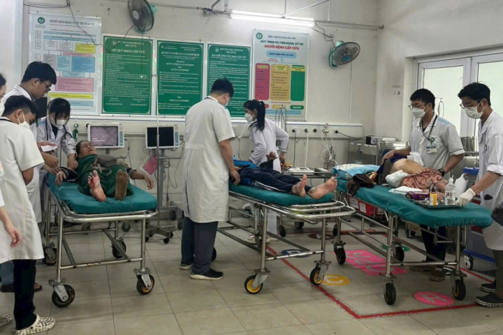 Đắk Lắk: Sinh viên y khoa Đại học Tây Nguyên hỗ trợ cấp cứu người dân sau mưa lũ