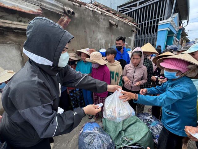 Phòng Công tác xã hội - Bệnh viện Đa khoa Trung tâm tỉnh Gia Lai mang yêu thương đến với bà con vùng lũ xã Tuy Phước Đông