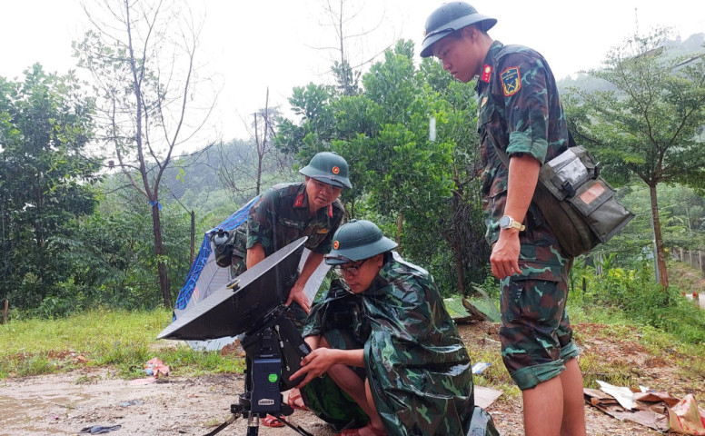 Bộ đội bảo đảm thông tin liên lạc thông suốt trong bão lũ