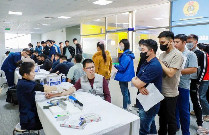 Khám bệnh miễn phí cho 15.000 công nhân tại bảy tỉnh, thành