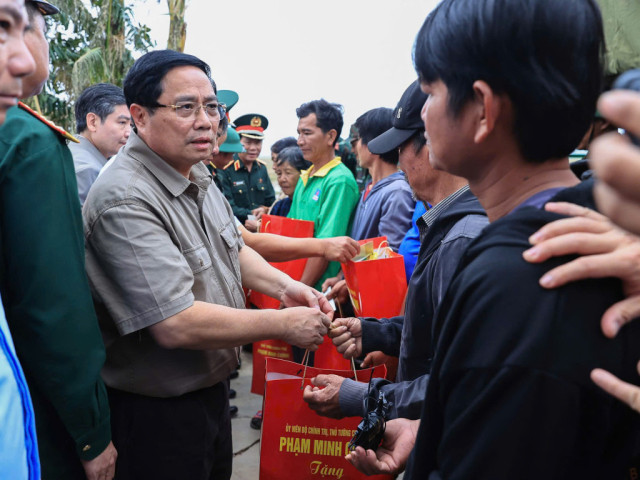 Thủ tướng Phạm Minh Chính thăm, động viên người dân vùng lũ tỉnh Đắk Lắk