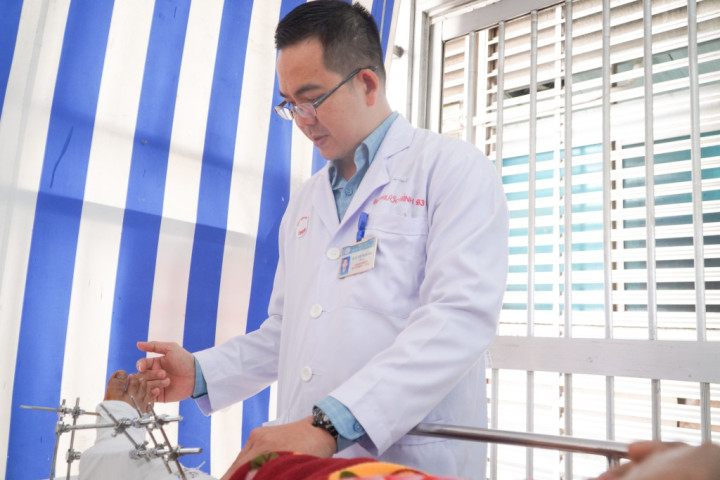 Phẫu thuật nối chi đứt lìa thành công cho hai bệnh nhân do tai nạn máy cắt cỏ