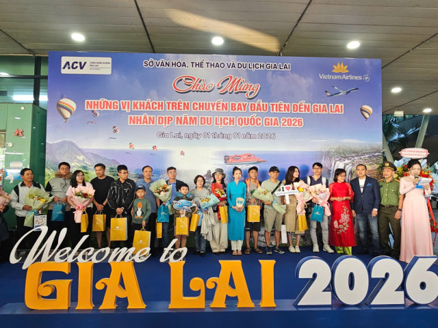 Đón đoàn khách trên chuyến bay đầu tiên đến Gia Lai năm 2026