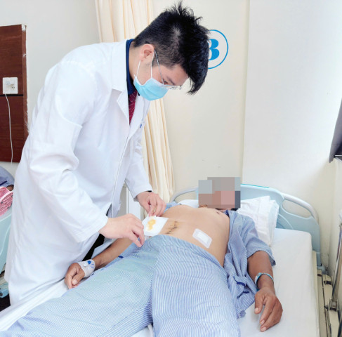 Bệnh viện Đại học Y Dược - Hoàng Anh Gia Lai phẫu thuật nội soi thành công đồng thời u đại tràng và sỏi thận cho bệnh nhân