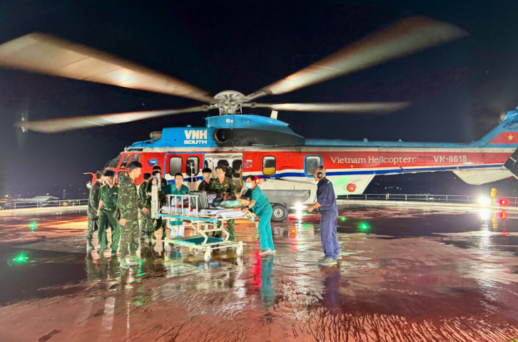 “Chuyến bay xé gió” tăng tốc trong đêm đưa bệnh nhân bị nhồi máu cơ tim cấp từ đảo Thuyền Chài về đất liền điều trị